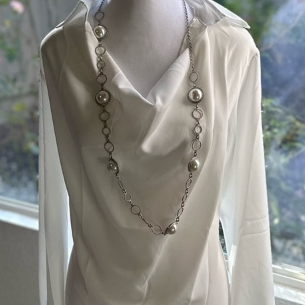 Beautiful blouse, 100% polyester, sheer sleeves. 3X. Never Worn